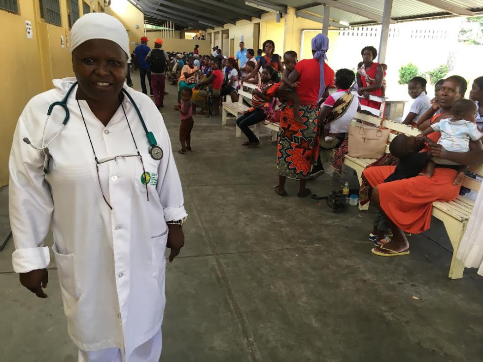 Magdalena, una de las enfermeras más veteranas del Hospital de Manhiça.
Magdalena, una de las enfermeras más veteranas del Hospital de Manhiça.