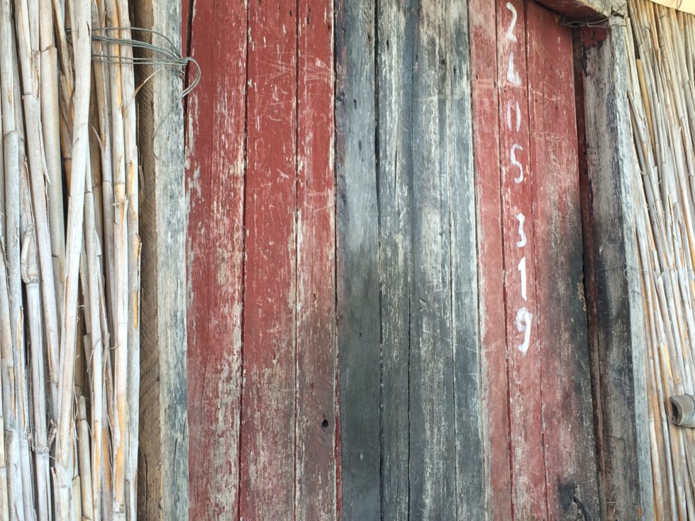 Puerta de una choza de paja. Los números permiten hacer el censo de población y saber quién vive en cada casa. Puerta de una choza de paja. Los números permiten hacer el censo de población y saber quién vive en cada casa.