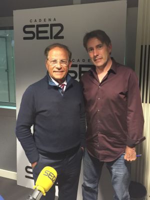 Bichara Khader y Javier del Pino en los estudios de Radio Madrid