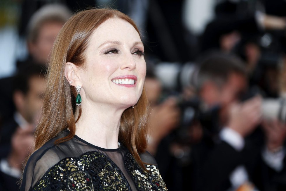 La actriz estadounidense Julianne Moore durante la presentación de la película 'Café Society' con la que Woody Allen abrió la 69 edición del Festival de Cannes. La actriz estadounidense Julianne Moore durante la presentación de la película 'Café Society' con la que Woody Allen abrió la 69 edición del Festival de Cannes.