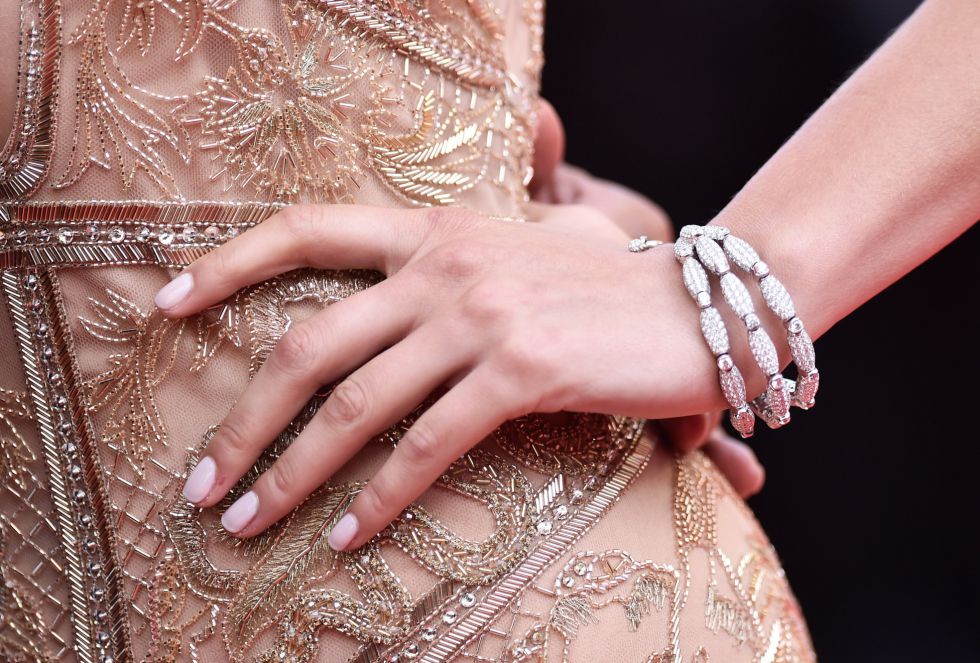 Detalle de la pulsera y el vestido de la modelo Bella Hadid. Detalle de la pulsera y el vestido de la modelo Bella Hadid.