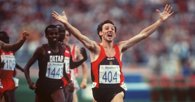 Fermín Cacho celebra tras cruzar la meta su oro en 1.500 metros en Barcelona 1992