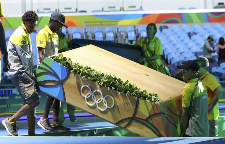 Voluntarios de los Juegos Olímpicos de Río colocando el podio para la ceremonia de entrega de medallas. 