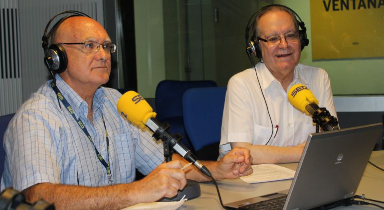 Antonio Rebollo y Diego Manrique en los estudios de la Cadena SER.