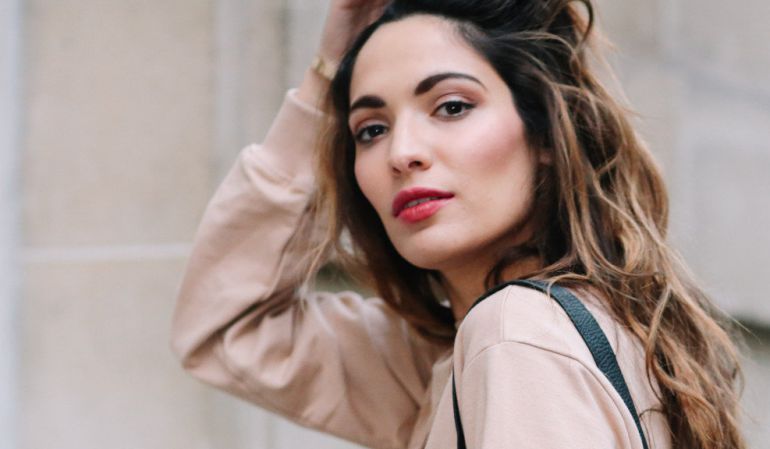 La bloguera Sofya Benzakour viste algunas de las prendas de la nueva colección de Zara.