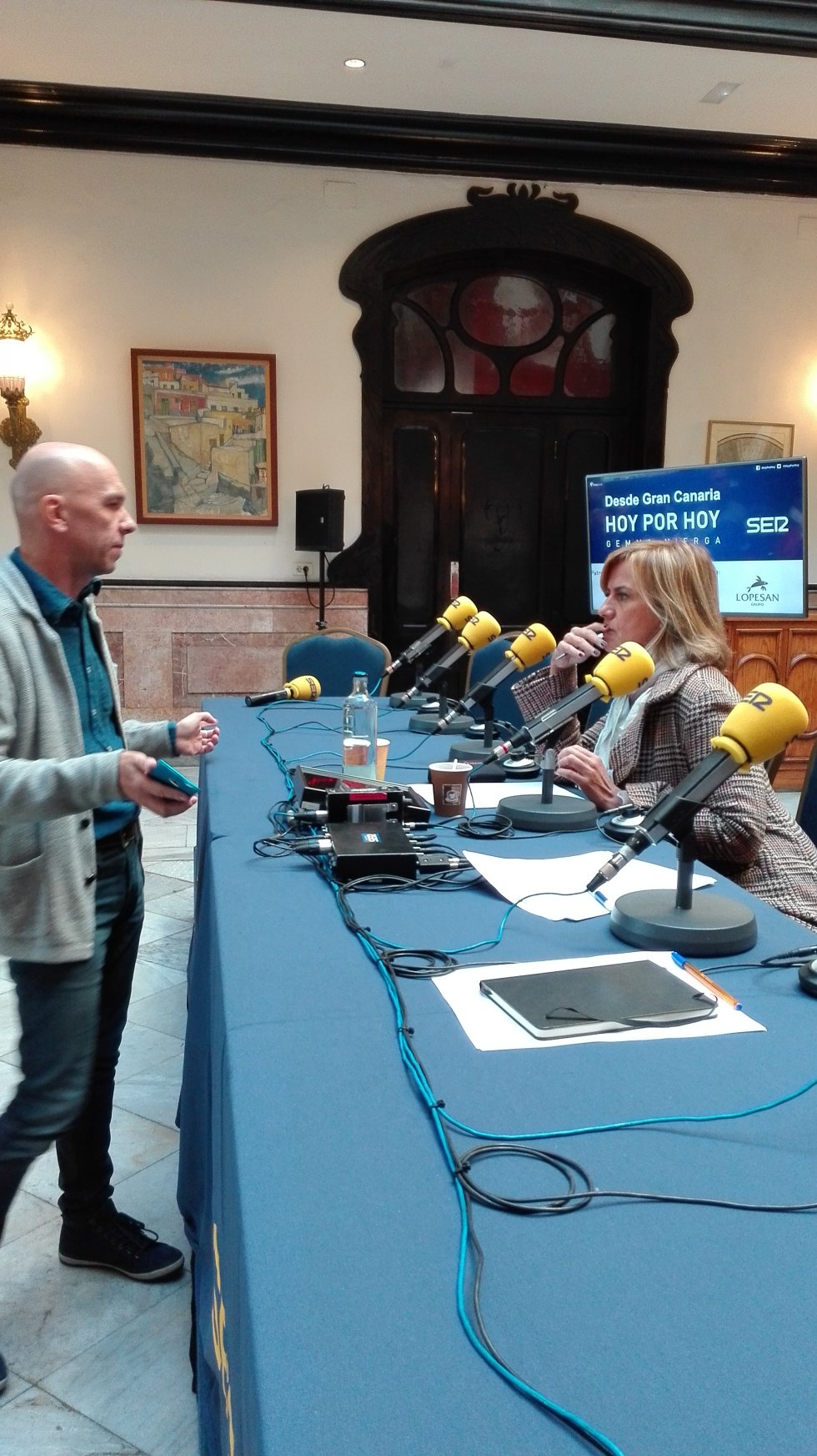 Gemma Nierga ya está preparada para comenzar el programa especial. Gemma Nierga ya está preparada para comenzar el programa especial.