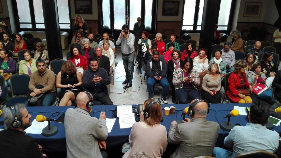 Todo va sobre ruedas en el Gabinete Literario de Las Palmas, donde sus habitantes disfrutan de la emisión del programa. Todo va sobre ruedas en el Gabinete Literario de Las Palmas, donde sus habitantes disfrutan de la emisión del programa.