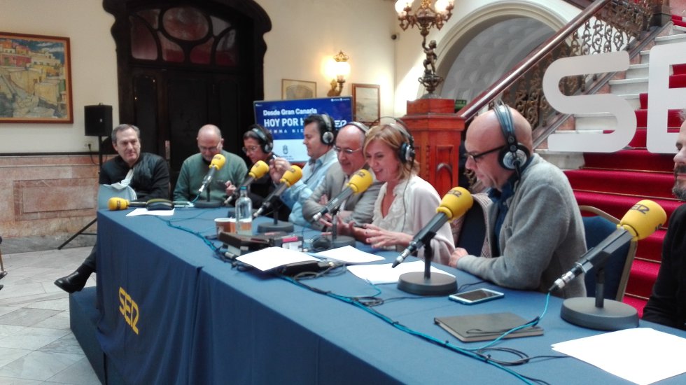 El equipo de 'Hoy por hoy' y algunos de sus invitados comienzan la emisión en directo del programa especial. El equipo de 'Hoy por hoy' y algunos de sus invitados comienzan la emisión en directo del programa especial.