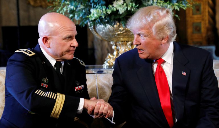El presidente de los Estados Unidos, Donald Trump, saluda a su asesor de seguridad nacional, el general McMaster