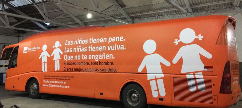 La organización ultracatólica 'Hazte oír' recorre las calles de Madrid con un autobús con mensajes contra las personas transexuales
