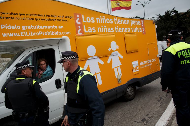 Imagen del autobús Hazte Oir con el lema "Los niños tienen pene. Las niñas tienen vulva. Que no te engañen. Si naces hombre, eres hombre. Si eres mujer seguirá siéndolo"