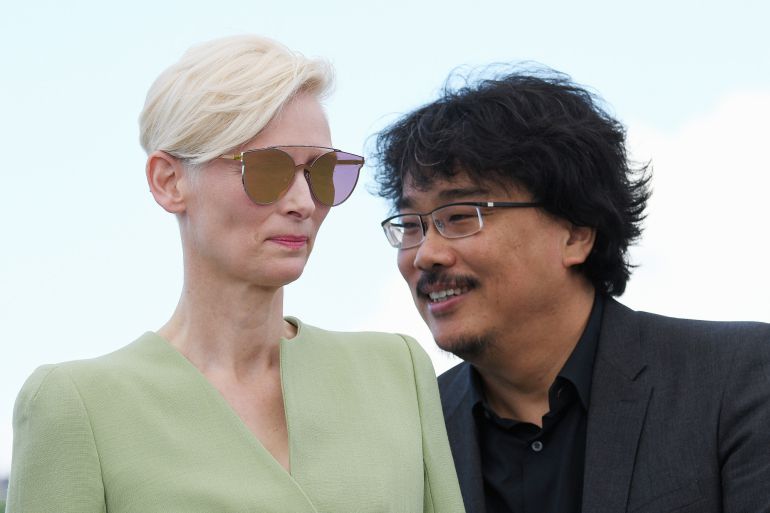 El director Bong Joon-Hon y la actriz Tilda Swinton, durante la presentación en 'Okja'