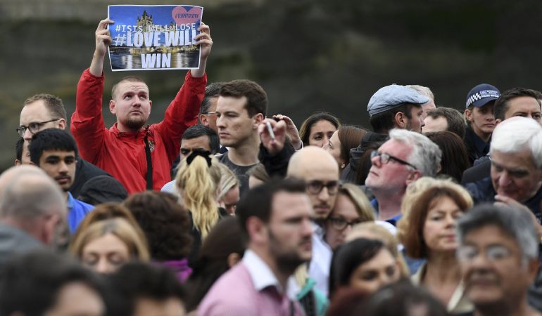 Cientos de personas participan en una manifestación en solidaridad con las víctimas del ataque que dejó el sábado siete muertos y 48 heridos en el Puente de Londres