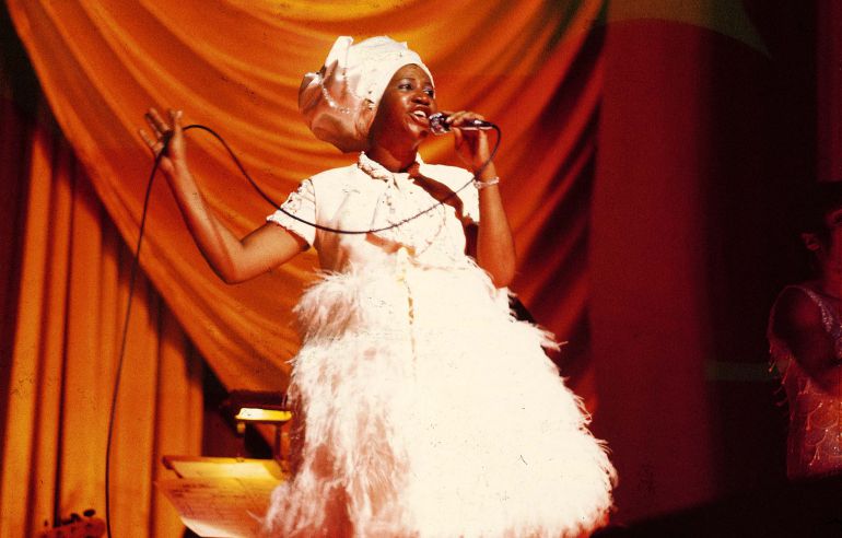 Aretha Franklin durante una actuación en Londres en 1968
