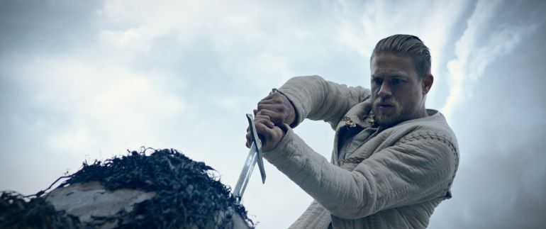 L'actor Charlie Hunnam és el protagonista de 'Rey Arturo: La leyenda de Excalibur' (horitzontal).