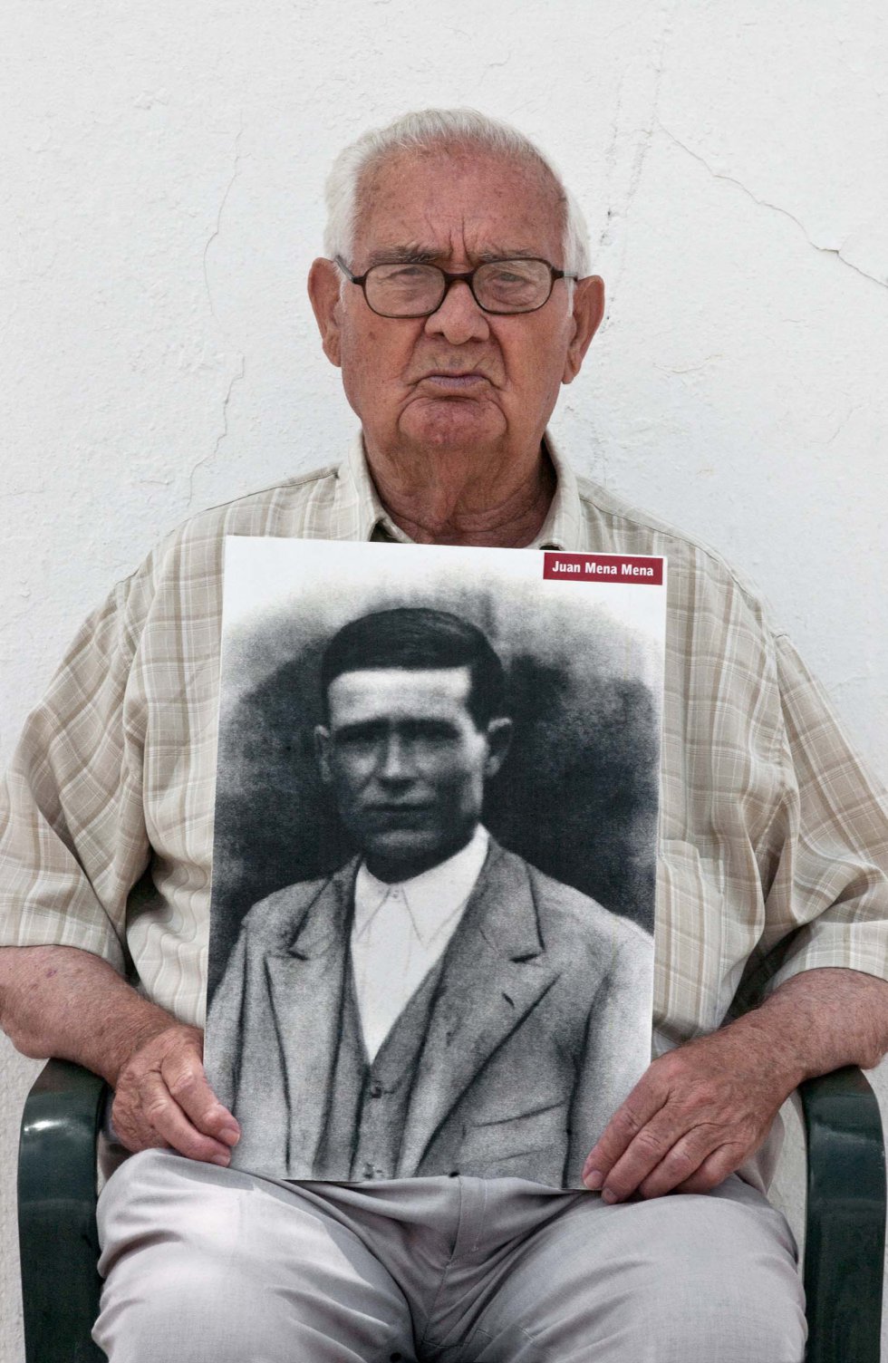 Antonio Mena Lebrón, hijo de Juan Mena Mena, desaparecido en agosto de 1936 en la Puebla de Cazalla (Sevilla). Antonio Mena Lebrón, hijo de Juan Mena Mena, desaparecido en agosto de 1936 en la Puebla de Cazalla (Sevilla).