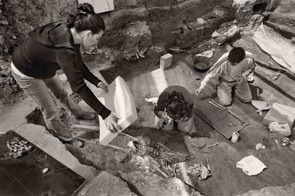 Las antropólogas forenses fotografían restos humanos en La Puebla de Cazalla (Sevilla), junio de 2009. Las antropólogas forenses fotografían restos humanos en La Puebla de Cazalla (Sevilla), junio de 2009.
