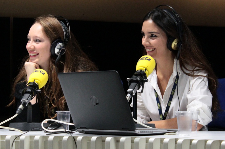 Zúa Méndez y Teresa Alonso durante la entrevista con Carles Francino