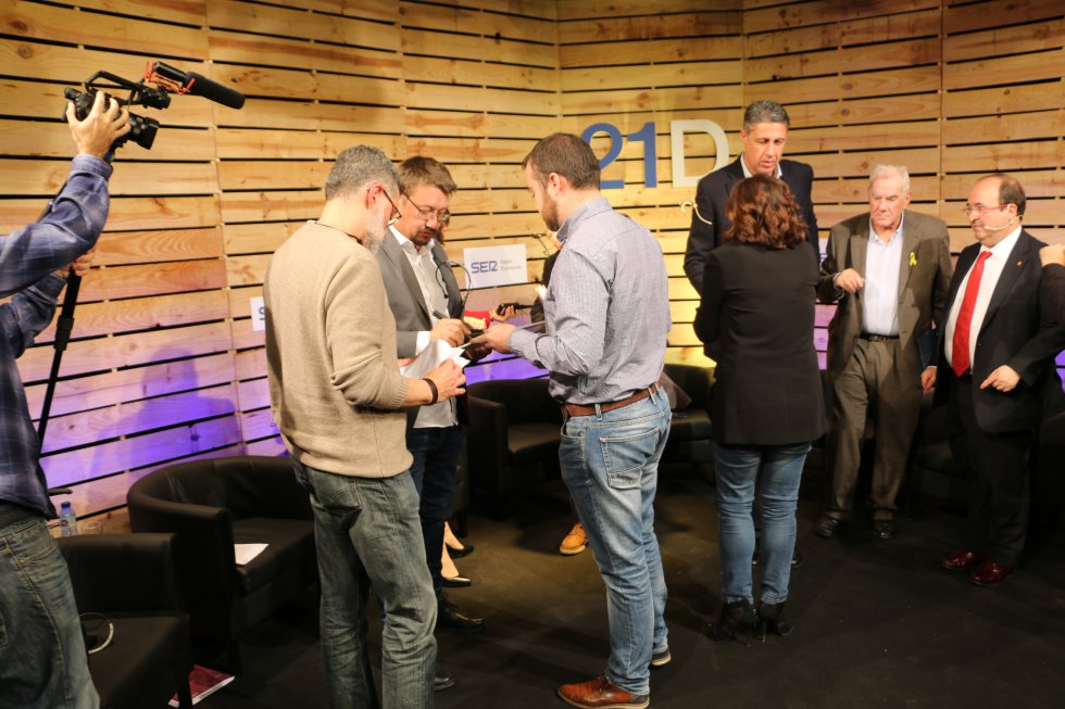 Miquel Iceta (PSC), Xavier Domènech (Catalunya en Comú-Podem), Inés Rrimadas (Ciudadanos), Carles Riera (CUP), Xavier García Albiol (PP), Jordi Turull (Junts per Catalunya) y Ernest Maragall (ERC) Miquel Iceta (PSC), Xavier Domènech (Catalunya en Comú-Podem), Inés Rrimadas (Ciudadanos), Carles Riera (CUP), Xavier García Albiol (PP), Jordi Turull (Junts per Catalunya) y Ernest Maragall (ERC)