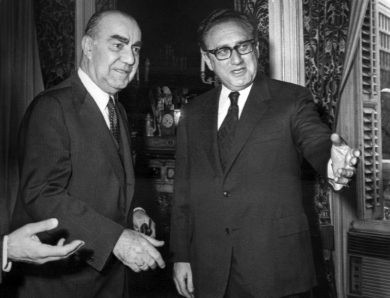 El presidente del Gobierno español, Luis Carrero Blanco (izq), y el secretario de Estado estadounidense, Henry Kissinger (dcha)