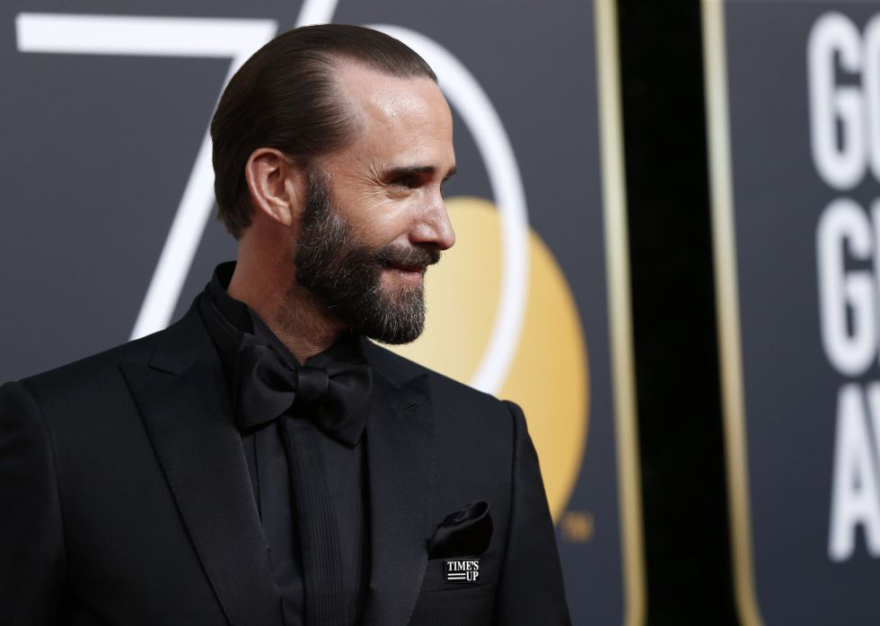 Joseph Fiennes, actor de la serie ' El cuento de la criada' llega a la alfombra roja vestido totalmente de negro y con un pin de #TIMESUP Joseph Fiennes, actor de la serie ' El cuento de la criada' llega a la alfombra roja vestido totalmente de negro y con un pin de #TIMESUP