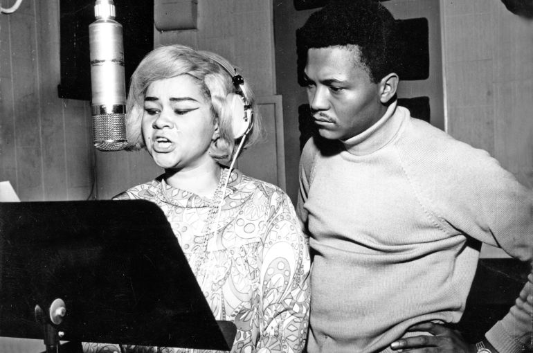 Etta James durante la grabación de 'Tell Mama' en los estudios Fame en 1967