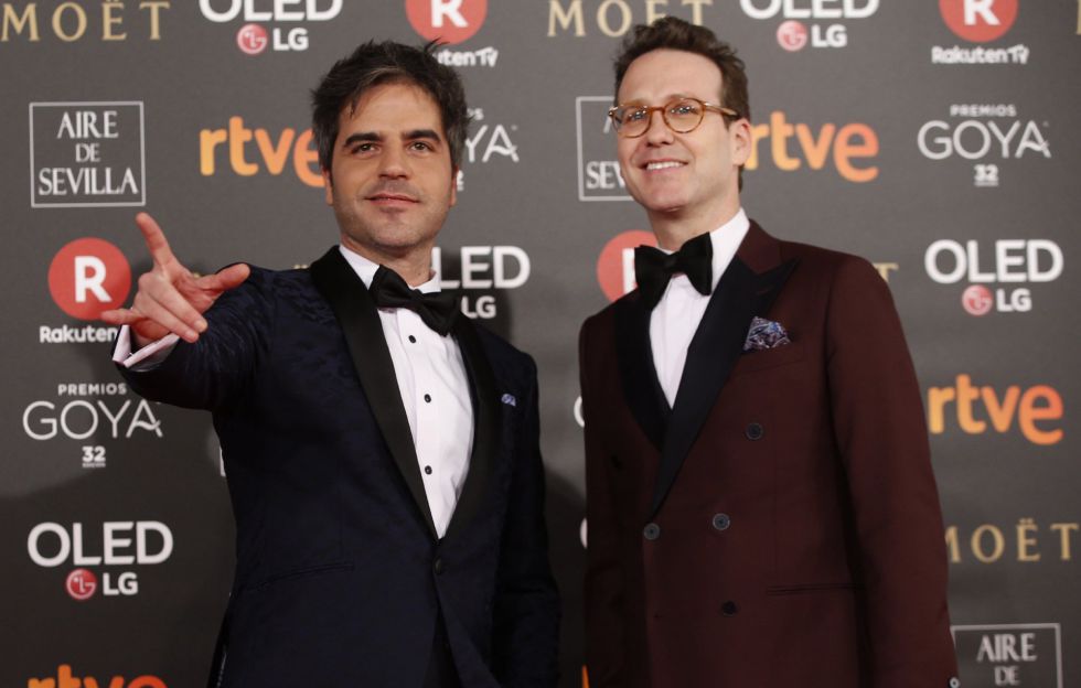 Los humoristas y presentadores de la gala Ernesto Sevilla (i) y Joaquín Reyes ya están en la alfombra roja.