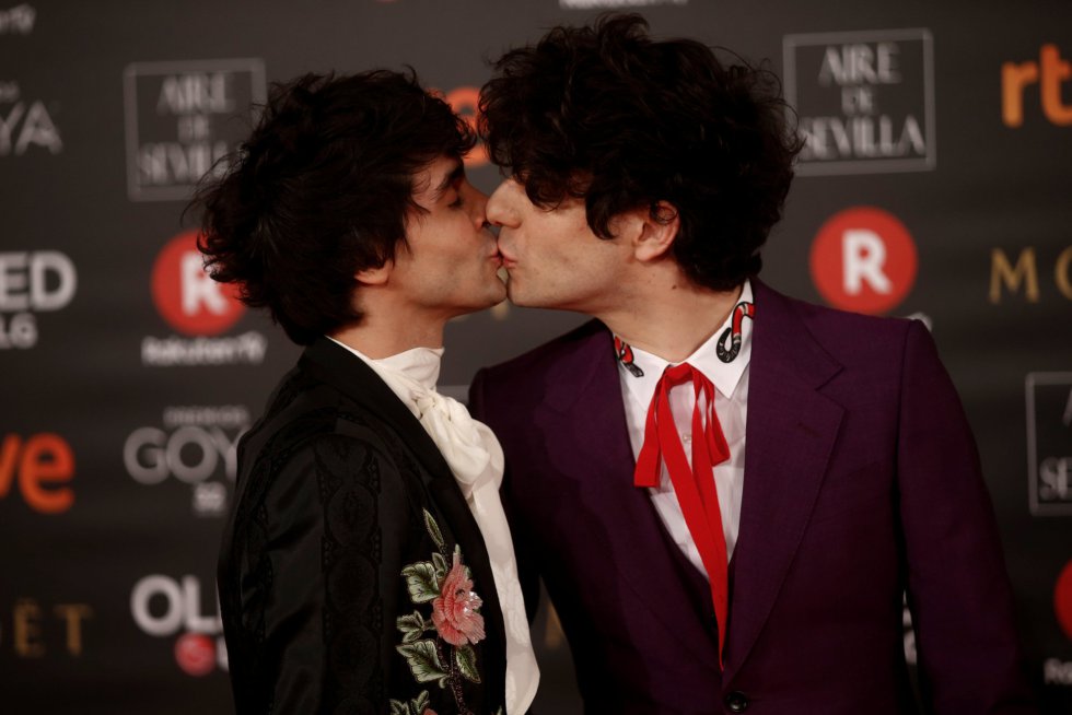 Javier Ambrossi (izq) y Javier Castro (Der) se besan en la alfombra roja. Javier Ambrossi (izq) y Javier Castro (Der) se besan en la alfombra roja.