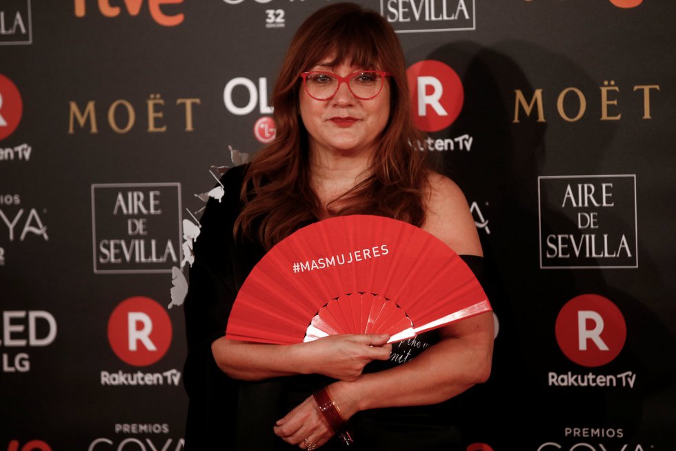 La directora Isabel Coixet, nominada esta noche, posa con un abanico rojo. La directora Isabel Coixet, nominada esta noche, posa con un abanico rojo.
