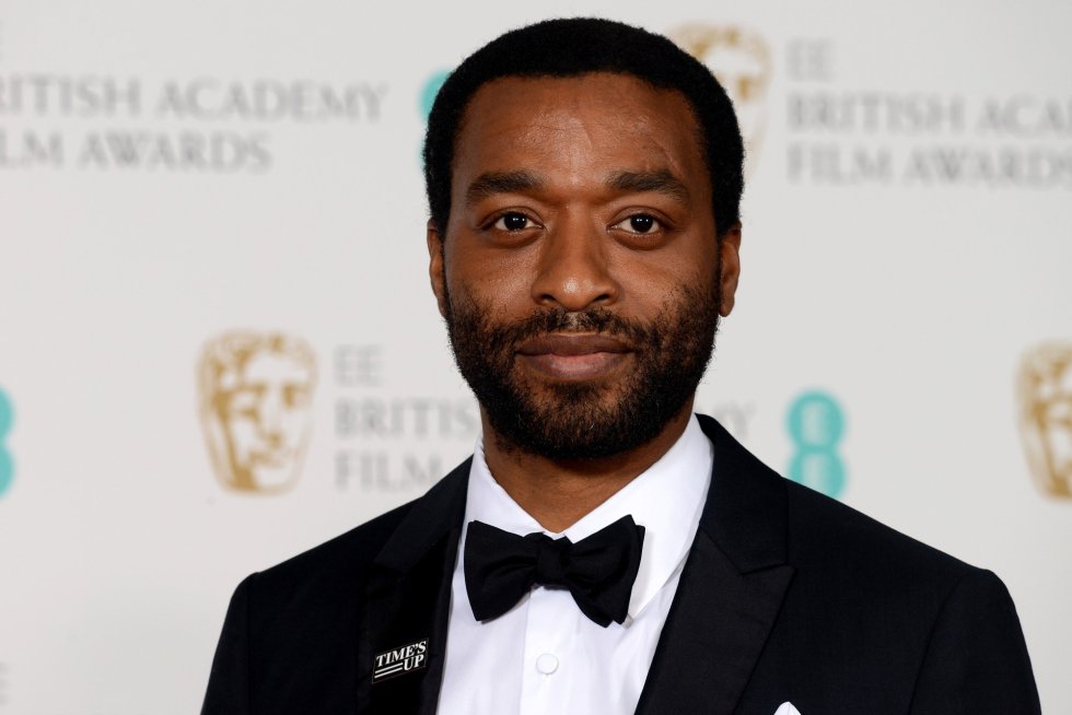 Chiwetel Ejiofor posa en la zona de prensa de los Bafta Chiwetel Ejiofor posa en la zona de prensa de los Bafta
