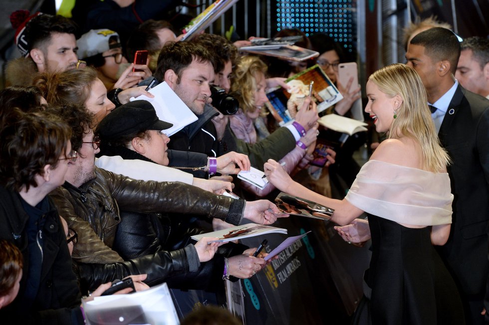 Jennifer Lawrence firma autógrafos a los fans Jennifer Lawrence firma autógrafos a los fans