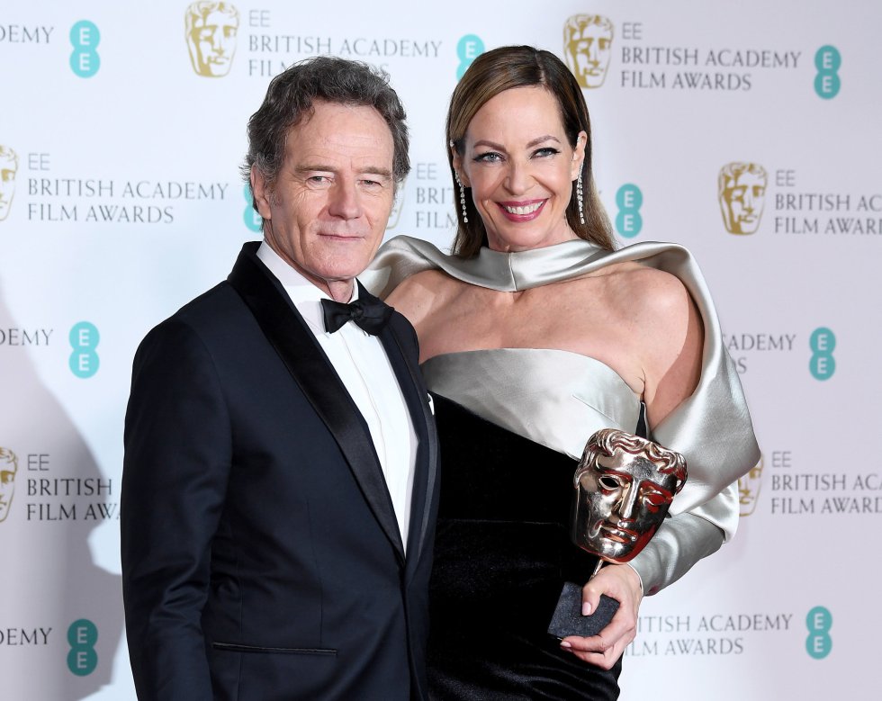 Allison Janney (der), posa con su Bafta al Mejor Actriz de reparto ('Yo, Tonya') y Bryan Cranston Allison Janney (der), posa con su Bafta al Mejor Actriz de reparto ('Yo, Tonya') y Bryan Cranston