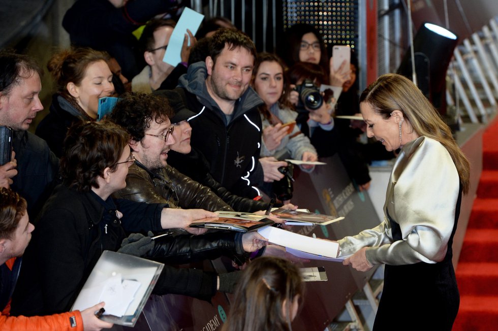 Allison Janney firma autógrafos a su llegada a los Bafta Allison Janney firma autógrafos a su llegada a los Bafta