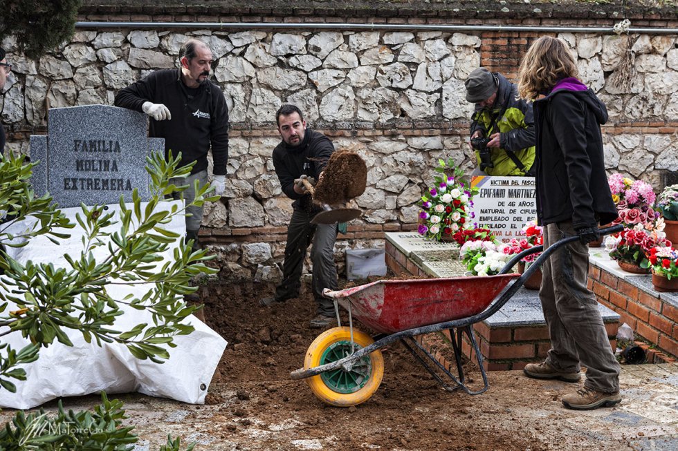 Un grupo de arqueólogos, antropólogos y voluntarios de la ARMH inician la apertura de una fosa común en el cementerio de Guadalajara. Un grupo de arqueólogos, antropólogos y voluntarios de la ARMH inician la apertura de una fosa común en el cementerio de Guadalajara.