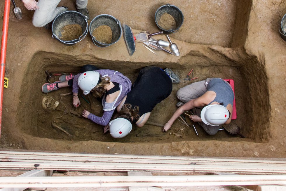 Antropólogos forenses, arqueólogos y voluntarios limpian los huesos de uno de los cadáveres hallados. Antropólogos forenses, arqueólogos y voluntarios limpian los huesos de uno de los cadáveres hallados.