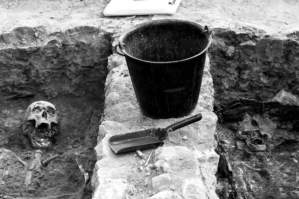 Herramientas de trabajo de los antropólogos en una de las fosas comunes del cementerio. Herramientas de trabajo de los antropólogos en una de las fosas comunes del cementerio.
