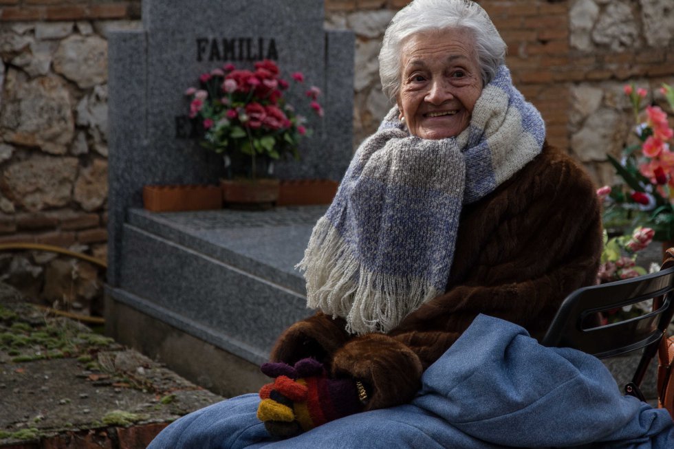 Ascensión Mendieta durante la búsqueda de su padre en el cementerio civil de Guadalajara. Ascensión Mendieta durante la búsqueda de su padre en el cementerio civil de Guadalajara.