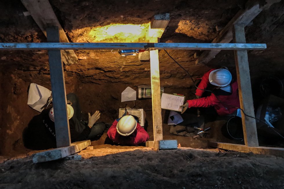 Miembros de la ARMH trabajan al anochecer en una de las fosas comunes del cementerio de Guadalajara. Miembros de la ARMH trabajan al anochecer en una de las fosas comunes del cementerio de Guadalajara.
