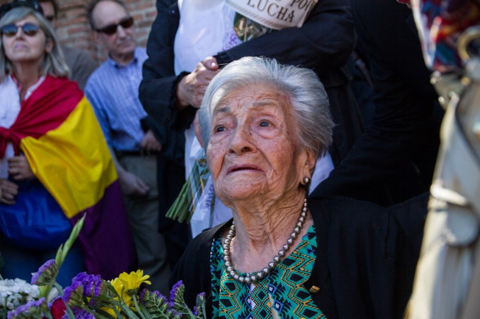 Ascensión Mendieta se emociona ante los aplausos y los cánticos de "La internacional" durante el entierro de su padre. Ascensión Mendieta se emociona ante los aplausos y los cánticos de "La internacional" durante el entierro de su padre.