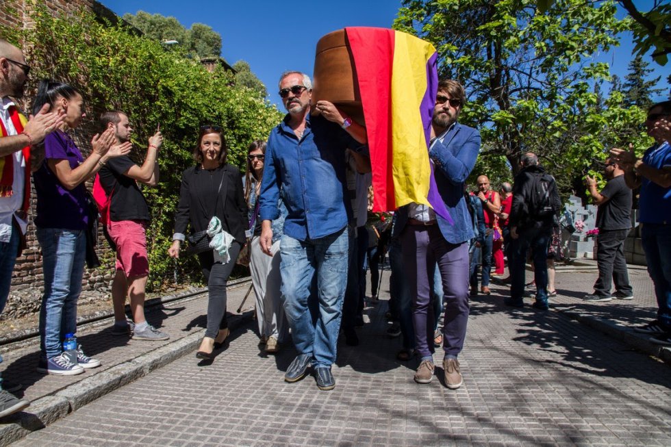 El féretro con los restos de Timoteo Mendieta Alcalá entra en el cementerio civil de Madrid. El féretro con los restos de Timoteo Mendieta Alcalá entra en el cementerio civil de Madrid.