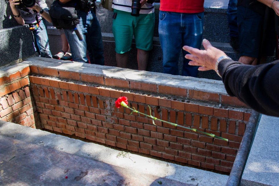 Los asistentes al sepelio de Timoteo Mendieta arrojan flores rojas sobre su féretro. Los asistentes al sepelio de Timoteo Mendieta arrojan flores rojas sobre su féretro.