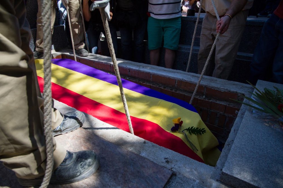 Timoteo Mendieta Alcalá es enterrado con la bandera republicana en el cementerio civil de Madrid. Timoteo Mendieta Alcalá es enterrado con la bandera republicana en el cementerio civil de Madrid.