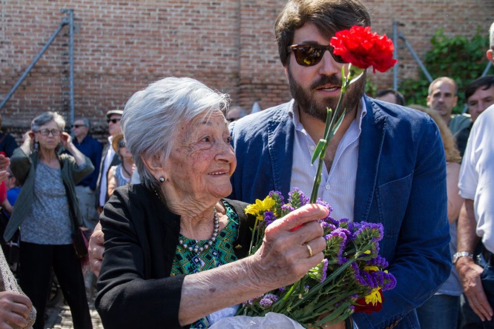 Ascensión Mendieta en el entierro de su padre en el cementerio civil de Madrid. Ascensión Mendieta en el entierro de su padre en el cementerio civil de Madrid.