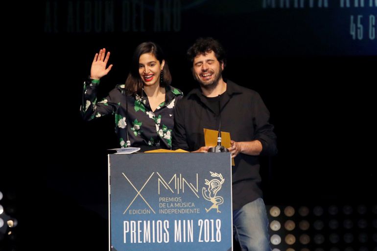 Maria Arnal y Marcel Bagés tras recibir el "Premio Fundación SGAE a la Canción del Año " durante la gala de entrega de los Premios Min 2018.