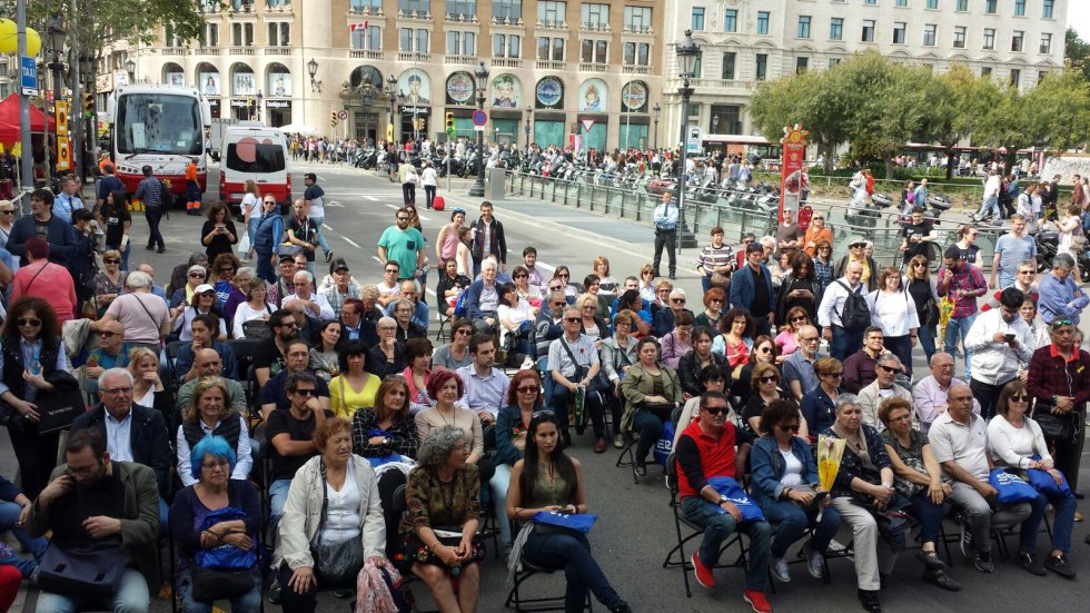 Público congregado en la barcelonesa Plaza Catalunya para ver y escuchar el especial de 'La Ventana' Público congregado en la barcelonesa Plaza Catalunya para ver y escuchar el especial de 'La Ventana'