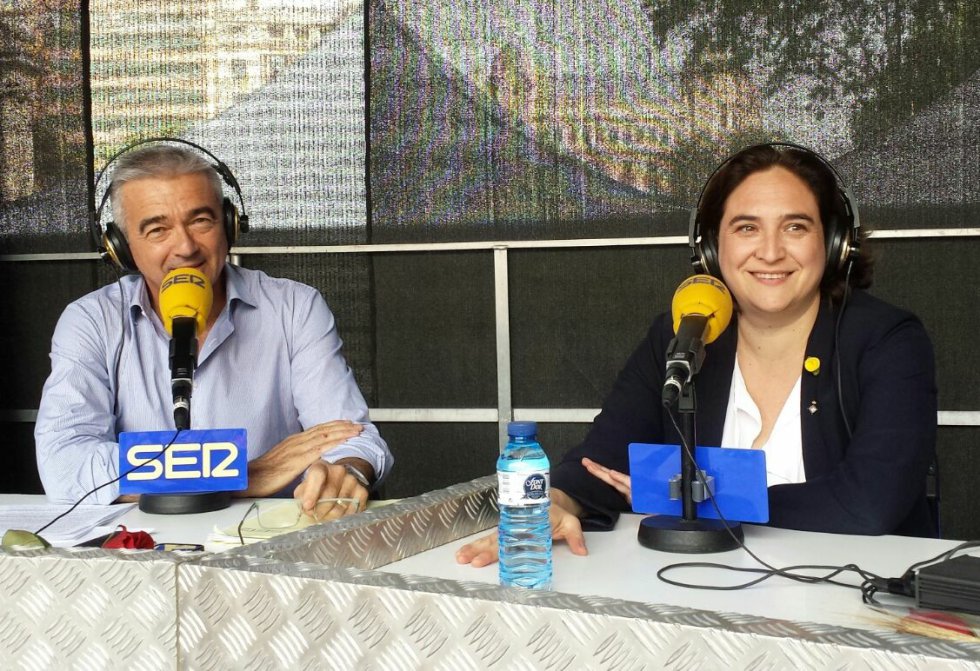 La alcaldesa de Barcelona, Ada Colau, junto a Carles Francino La alcaldesa de Barcelona, Ada Colau, junto a Carles Francino
