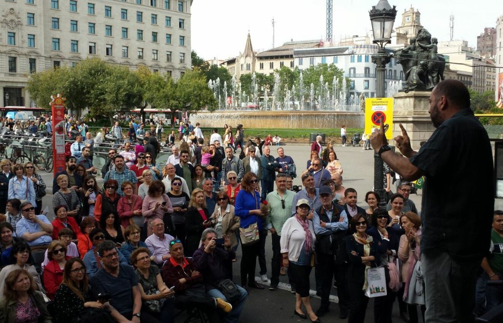 El director de 'Todo por la radio', Toni Martínez, conversa con los asistentes en Plaza Catalunya El director de 'Todo por la radio', Toni Martínez, conversa con los asistentes en Plaza Catalunya