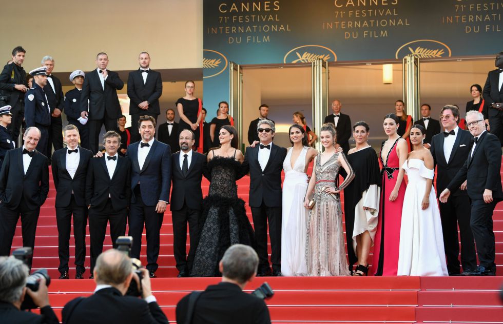 Los actores Eduard Fernández, Javier Bardem, el director Asghar Farhadi y Penélope Cruz, junto a Ricardo Darín, Sara Sálamo, Carla Campra, Elvira Mínguez, Barbara Lennie e Inma Cuesta Los actores Eduard Fernández, Javier Bardem, el director Asghar Farhadi y Penélope Cruz, junto a Ricardo Darín, Sara Sálamo, Carla Campra, Elvira Mínguez, Barbara Lennie e Inma Cuesta