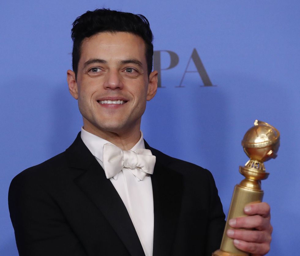 Rami Malek posa con su premio. Rami Malek posa con su premio.