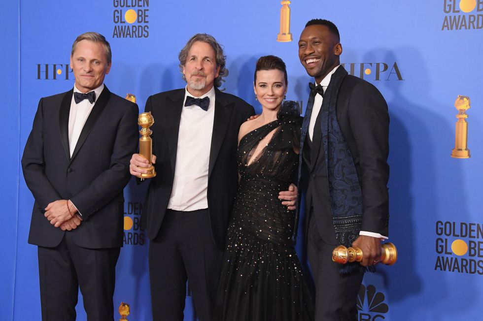 En la imagen, Viggo Mortensen, Peter Farrelly, Linda Cardellini, y Mahershala Ali. Green Book, la comedia de Farrelly, ha ganado tres premios, mejor comedia, mejor guion y mejor actor de reparto para Mahersala Ali. En la imagen, Viggo Mortensen, Peter Farrelly, Linda Cardellini, y Mahershala Ali. Green Book, la comedia de Farrelly, ha ganado tres premios, mejor comedia, mejor guion y mejor actor de reparto para Mahersala Ali.